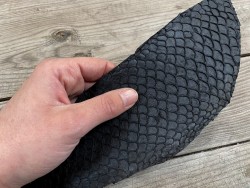 Détail taille peau de cuir de poisson tilapia noir mat cuirenstock
