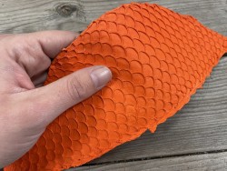Détail écailles cuir de poisson tilapia orange mat travail du cuir cuirenstock
