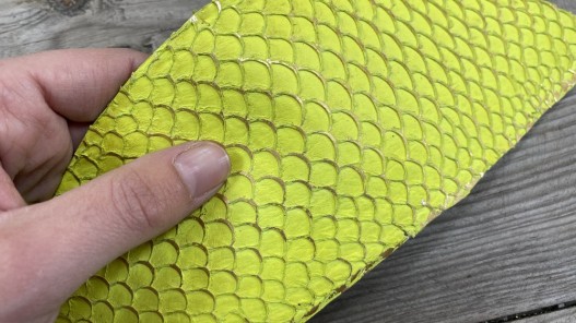 Cuir de poisson tilapia écailles dorées or gold couleur jaune fluo pour maroquinerie et bijoux en cuir Cuir en Stock
