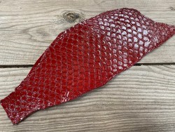 Peau de cuir de poisson tilapia rouge glossy maroquinerie accessoire bijoux Cuir en stock