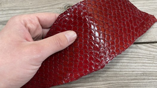 Peau de cuir de poisson tilapia rouge glossy maroquinerie bijoux accessoire exotique luxe Cuirenstock
