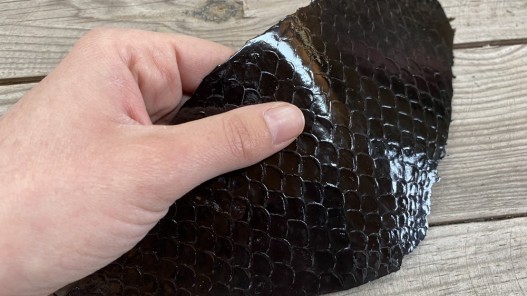 Peau de cuir de poisson tilapia noir glossy maroquinerie bijoux accessoire cuir en stock