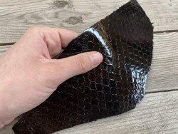 Peau de cuir de poisson tilapia noir glossy maroquinerie bijoux accessoire cuir en stock