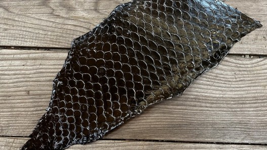 Peau de cuir de poisson tilapia noir glossy métallisé argent silver bijoux accessoire maroquinerie cuir en stock