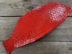 Peau de cuir de poisson tilapia rouge glossy métallisé argent bijoux accessoire maroquinerie cuir en stock