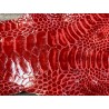 Détail grain de peau patte de coq poulet rouge vif bijoux accessoire Cuir en stock