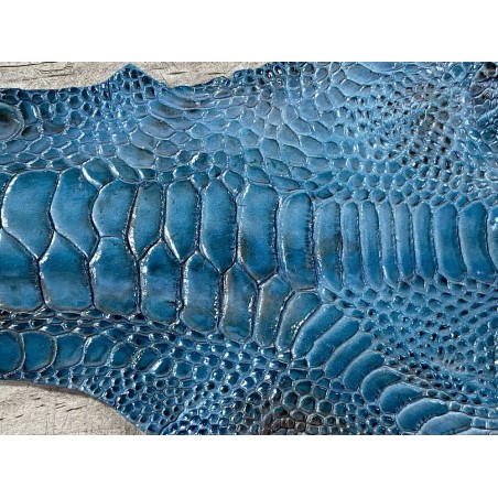 Détail grain de peau patte de coq poulet bleu turquoise luxe exotique cuir en stock