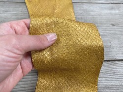 Peau cuir poisson saumon jaune doré nacré bijoux accessoire maroquinerie luxe exotique Cuir en stock