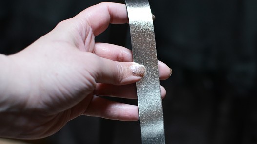 Bande lanière de cuir argent métallisé - Cuir en Stock