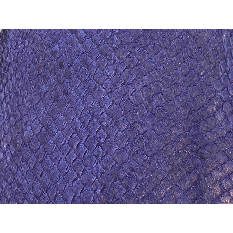 Détail écailles peau cuir de poisson saumon violet nacré Cuir en stock