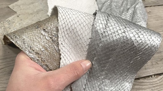 Lot de 3 peaux de cuir de poisson saumon nuances blanc gris mat satiné nacré métallisé bijoux maroquinerie cuir en stock