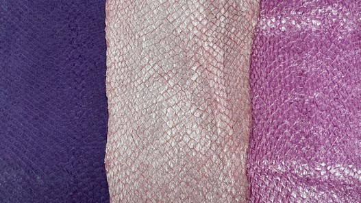 Lot de 3 peaux de cuir de poisson saumon nuances rose violet mat satiné nacré métallisé Cuir en stock