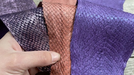 Lot de 3 peaux de cuir de poisson saumon nuances rose violet corail mat satiné nacré métallisé Cuir en Stock