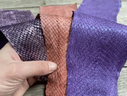 Lot de 3 peaux de cuir de poisson saumon nuances rose violet corail mat satiné nacré métallisé Cuir en Stock