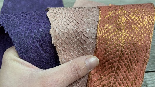 Lot de 3 peaux de cuir de poisson saumon nuances rose violet corail mat satiné nacré métallisé cuir en stock