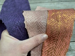 Lot de 3 peaux de cuir de poisson saumon nuances rose violet corail mat satiné nacré métallisé cuir en stock