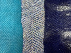 Lot de 3 peaux de cuir de poisson saumon camaïeu de bleu mat satiné nacré métallisé Cuir en stock