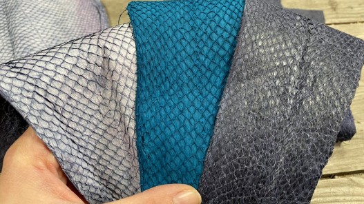 Lot de 3 peaux de cuir de poisson saumon camaïeu de bleu mat satiné nacré métallisé cuir en stock