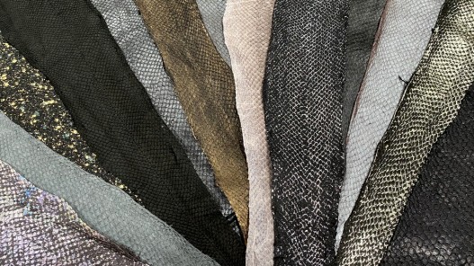 Nuances de peaux de cuir de poisson saumon camaïeu de noir gris mat satiné nacré métallisé cuirenstock