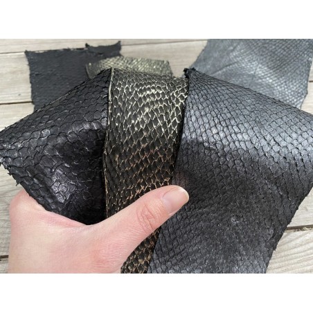 Lot de 3 peaux de cuir de poisson saumon camaïeu de noir gris mat satiné nacré métallisé cuir en stock