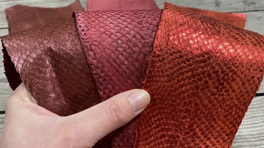 Lot de 3 peaux de cuir de poisson saumon camaïeu de rouge orange bordeaux mat satiné nacré métallisé Cuir en stock