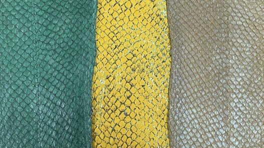 Lot de 3 peaux de cuir de poisson saumon camaïeu de vert jaune mat satiné nacré métallisé Cuir en Stock