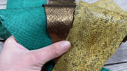Lot de 3 peaux de cuir de poisson saumon camaïeu de vert jaune mat satiné nacré métallisé cuir en stock