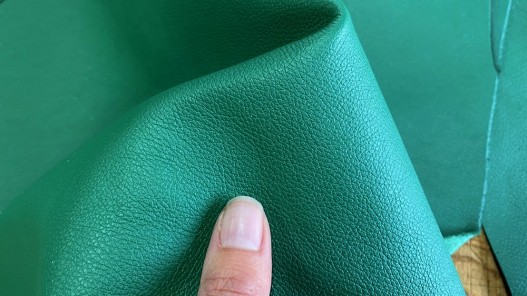Morceau de peau cuir veau vert maroquinerie accessoire Cuir en stock