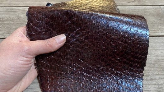Peau de cuir de poisson - Perche du Nil - Marron rouge - exotique - luxe - bijoux - accessoire - Cuir en stock