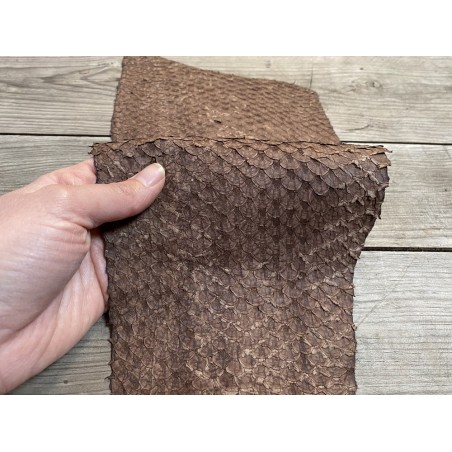 Peau de cuir de poisson Perche du Nil brun tabac mat - Cuir en Stock