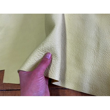 Détail souplesse grain cuir taurillon jaune anis Cuirenstock