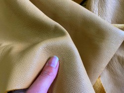 Détail grain de peau de cuir de vache sable beige chaud - Cuirenstock