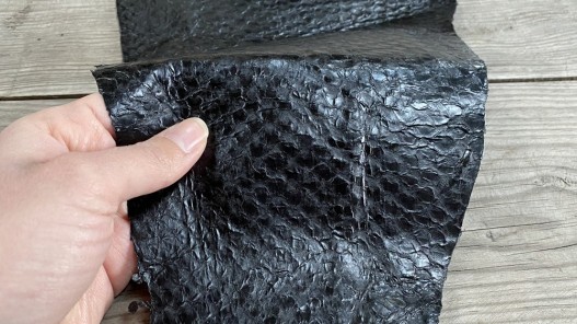 Détail peau - cuir de poisson - Perche du Nil - Noir satiné - bijoux - maroquinerie - accessoire - Cuir en stock