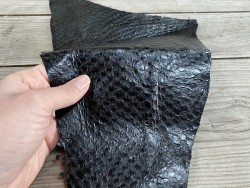 Détail peau - cuir de poisson - Perche du Nil - Noir satiné - bijoux - maroquinerie - accessoire - Cuir en stock