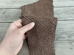 Peau de cuir de poisson Perche du Nil brun noisette mat - Cuir en Stock