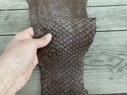 Détail peau - écailles - cuir de poisson - Perche du Nil - marron mat - bijoux accessoire maroquinerie - Cuir en stock