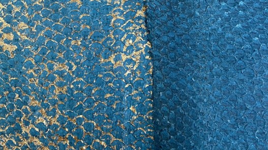 Détail écailles - cuir de poisson - Perche du Nil - camaïeu de bleu - Cuir en Stock