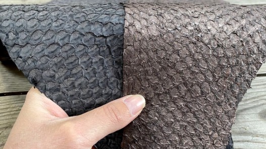 Détail écailles - cuir de poisson - lot de peaux - Perche du Nil - marron - bijou accessoire maroquinerie Cuirenstock