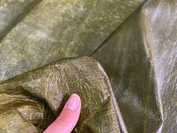 Détail grain de peau de cuir de porc classique - vert olive - maroquinerie - Cuir en stock