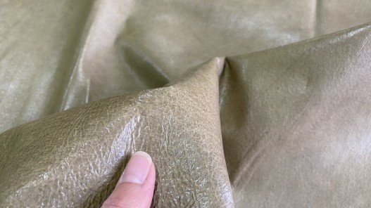 Détail grain de peau de cuir de porc - vert kaki - maroquinerie - classique - Cuir en Stock