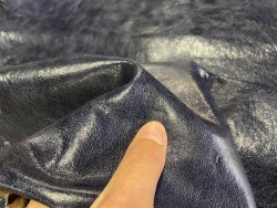 Détail grain de peau de cuir de mouton - tannage végétal - bleu marine - maroquinerie - Cuir en stock