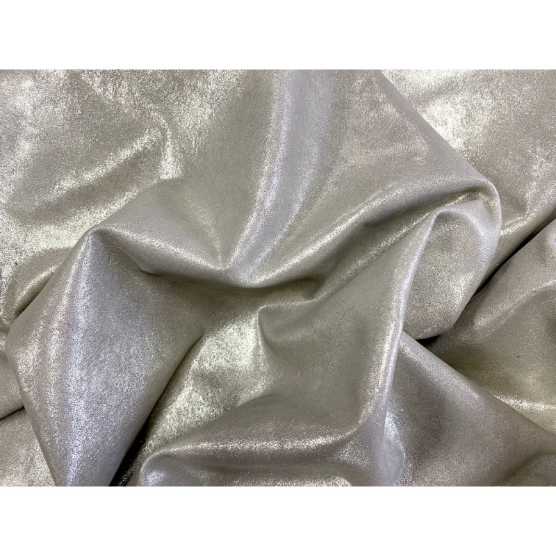 Peau métallisé pailleté argent clair - mouton métis - maroquinerie - vêtement - luxe - Cuir en Stock Peau métallisé pailleté argent clair - mouton métis - maroquinerie - vêtement - luxe - Cuir en Stock