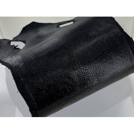 Détail perle - peau cuir galuchat - noir pailleté - grain poli - luxe exotique - Cuir en Stock