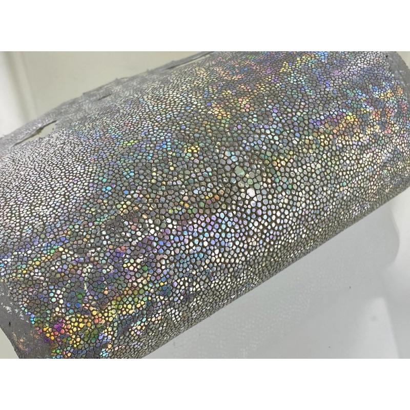 Peau de galuchat - argent multi couleurs - reflets colorés - luxe - exotique - Cuir en Stock Peau de galuchat - argent multi couleurs - reflets colorés - luxe - exotique - Cuir en Stock