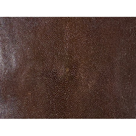 Détail peau de galuchat - perle centrale - grain poncé - marron - Cuir en Stock