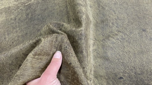 Détail peau de cuir de chèvre vieilli vert kaki nuancé - maroquinerie - Cuir en stock
