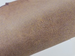 Détail perle centrale - peau de galuchat - grain perlé semi-poli - lilas pailleté - bijou - gainage d'objet - Cuir en Stock
