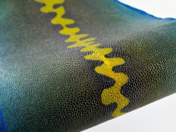 Détail perle centrale - peau de galuchat - grain perlé semi-poli - motif zig zag bleu - Cuir en Stock