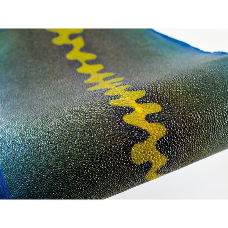 Détail perle centrale - peau de galuchat - grain perlé semi-poli - motif zig zag bleu - Cuir en Stock Détail perle centrale - peau de galuchat - grain perlé semi-poli - motif zig zag bleu - Cuir en Stock