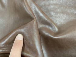 Détail peau de cuir de buffle marron - maroquinerie - Cuir en stock